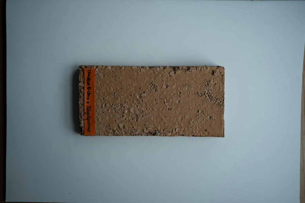Cast sample of dry beton with brick powder