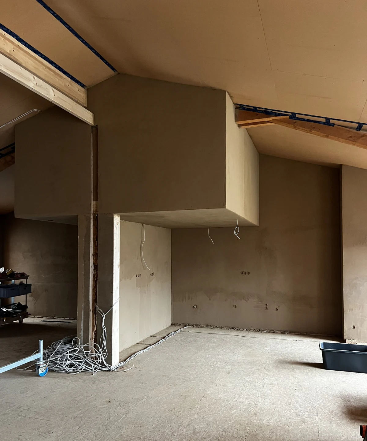 The suspended gallery, plastered